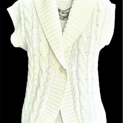Sleeveless One-button fitted white vest cable stitch sweater. 