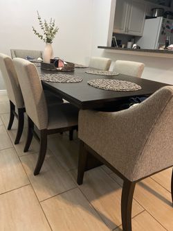 Beautiful Dining Room Set – Like New