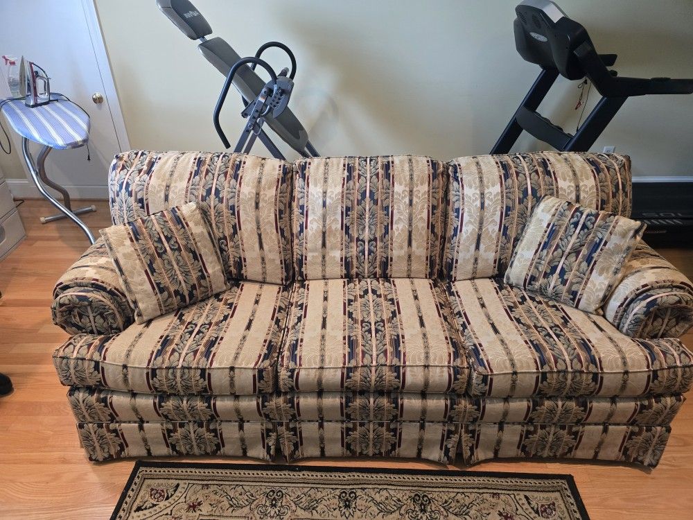 3 Seat Sofa/Couch Excellent Condition