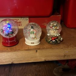 3,snow Globes… 2 Play Music