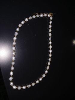 Cultured or style pearls gold tone necklace