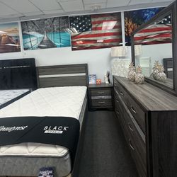 🎉Huge Liquidation Sale 👍🏼 5PC Bedroom Set