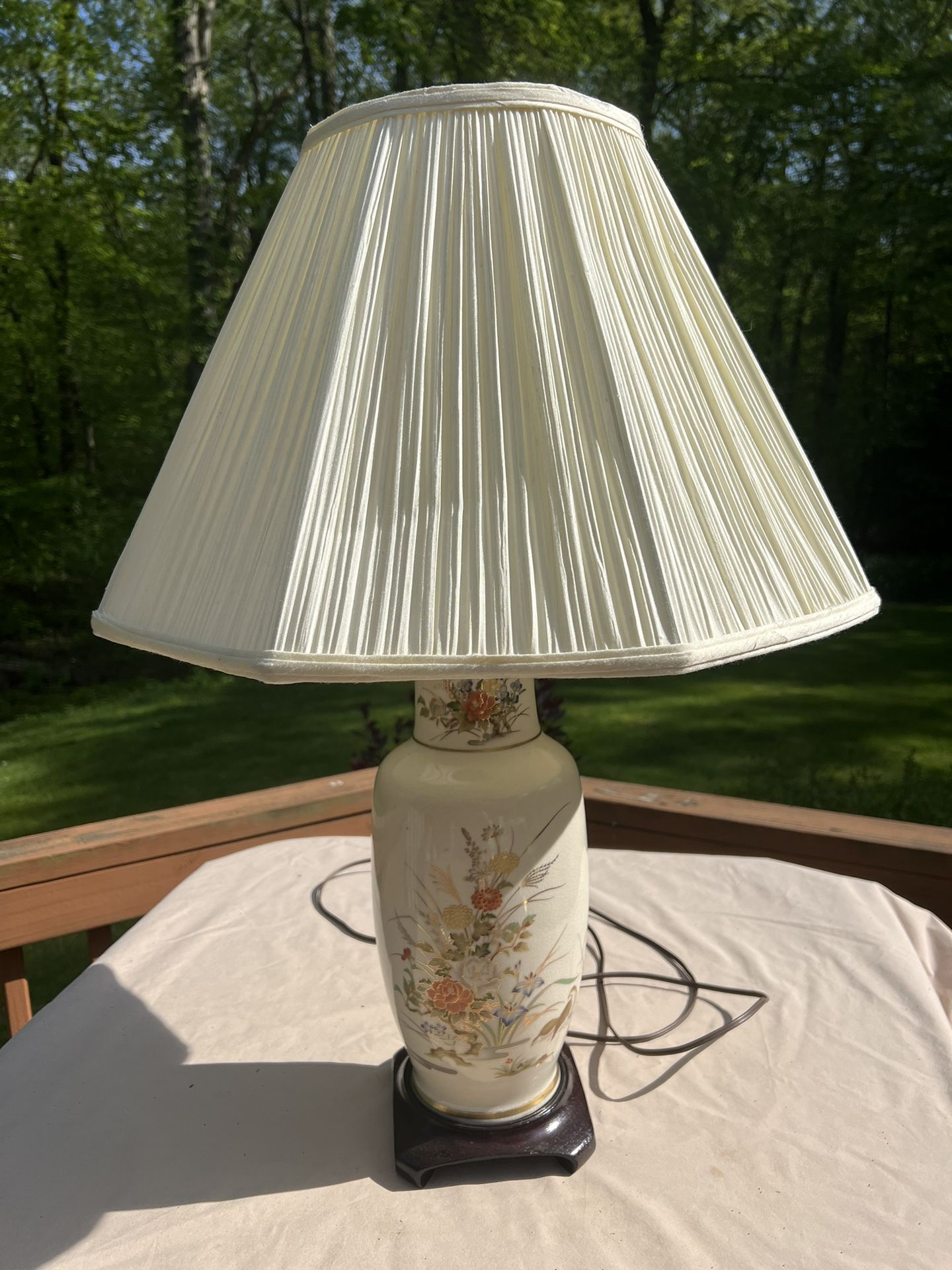 VINTAGE HAND-PAINTED PORCELAIN FLORAL TABLE LAMP SIGNED BY ARTIST MUNEY FRISS