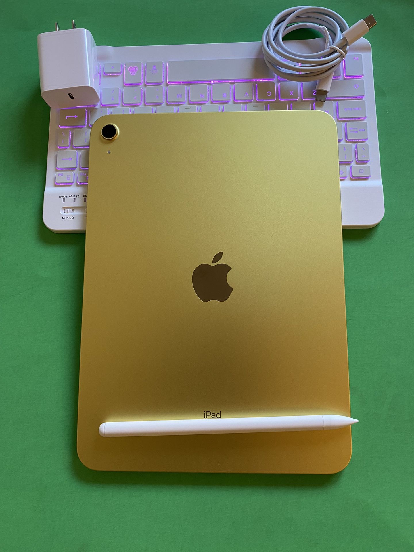 256gb Apple IPad 10th Generation (10.9” Liquid Retina / Latest 2022 model ) with pen keyboard case & Accessories (warranty 08/2024)