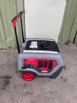 Briggs & Stratton
Generador inversor QuietPower Q6500 de 6500 vatios con arranque por cuerda, motor OHV y protección contra CO.