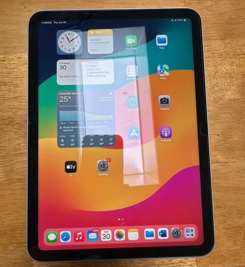 Ipad 10th Gen (Used But In New Condition)
