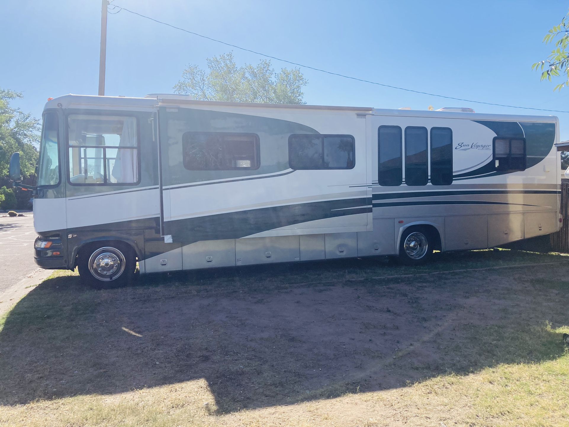 2004 40 FT SUN VOYAGER BY GULF STREMAM  double slide out great condition