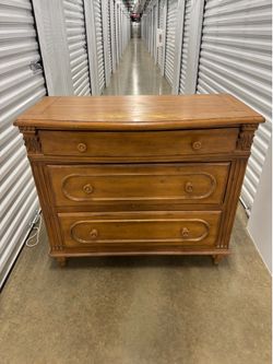Traditional 3-Drawer Dresser / Accent Chest - Solid Look, Great Storage