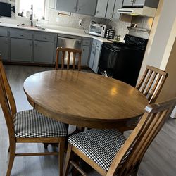 Kitchen/Dining Table With Leaf