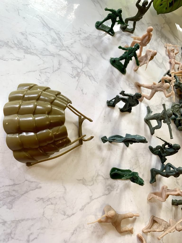 Toys (around 150 Small Soldiers)