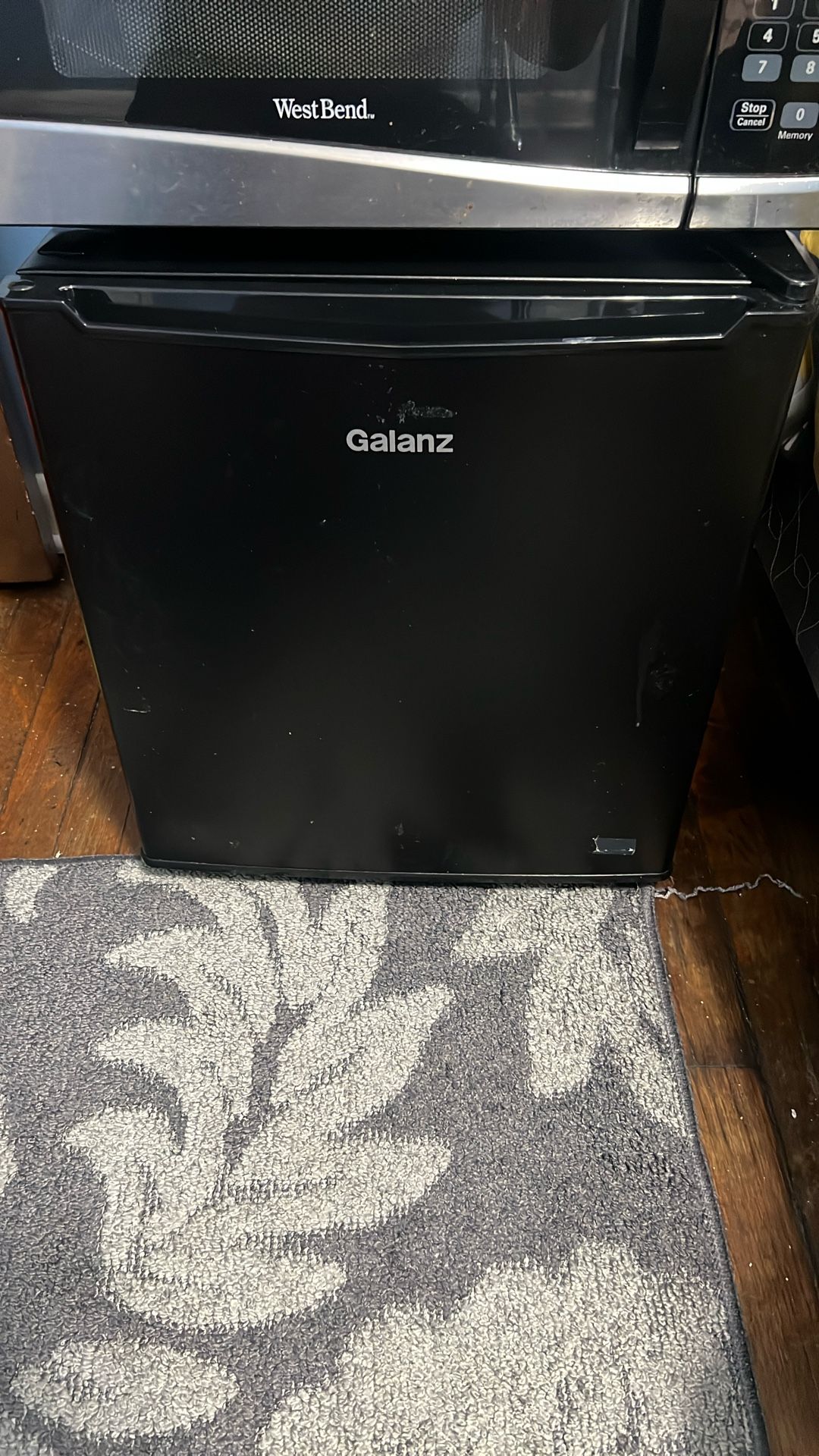Mini fridge 