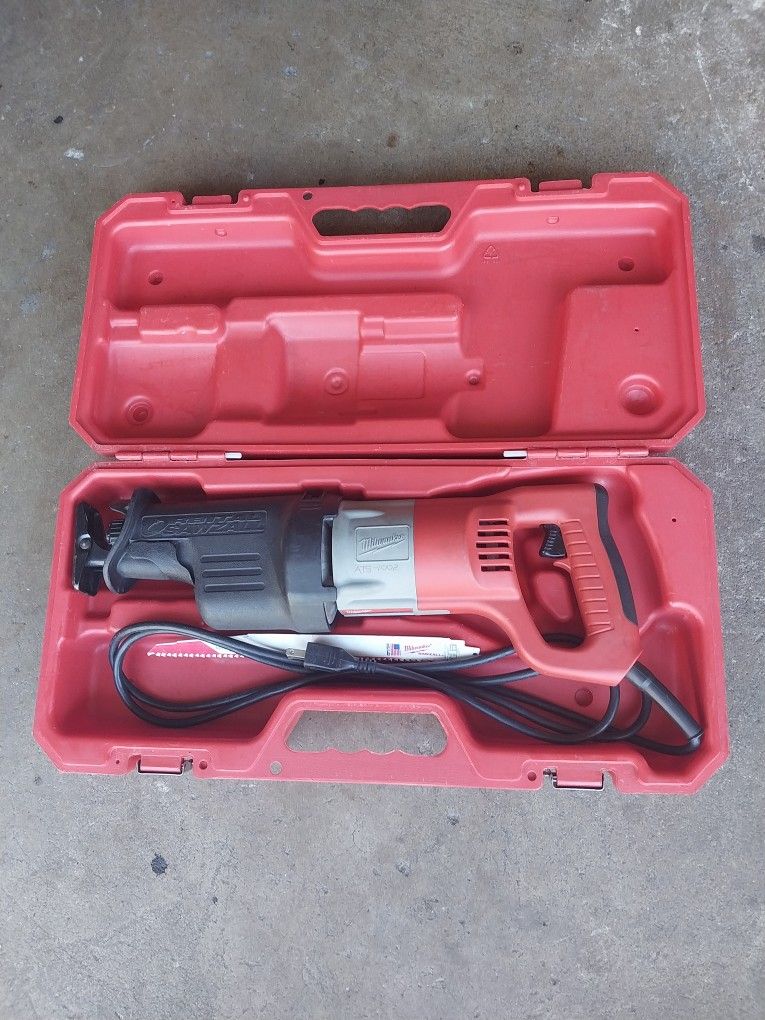 Electric Milwaukee Sawzall 13 Amps ( Condition Good )