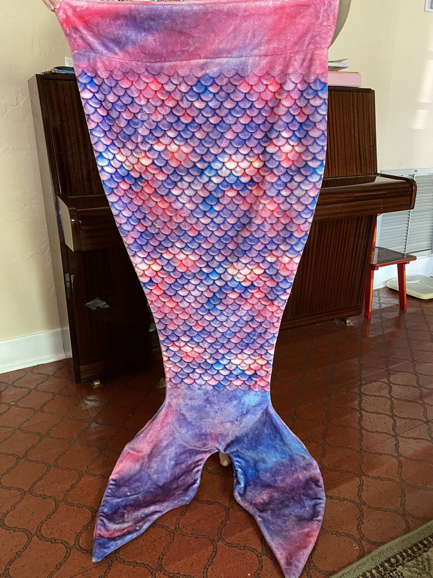Comfy mermaid tail blanket