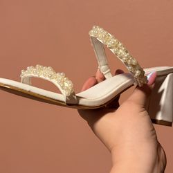 Women’s Size 7 White Chunk Heel / Pearly Bridal Heel