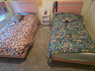 2 girls twin beds with Mattresse/Covers