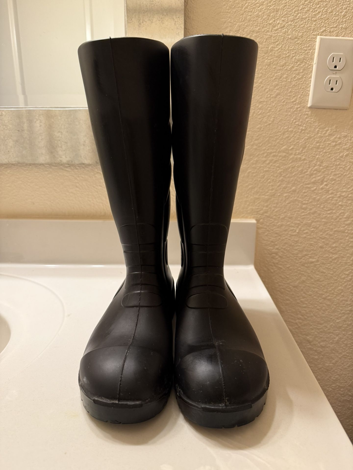 Men's non-slip boots with cap