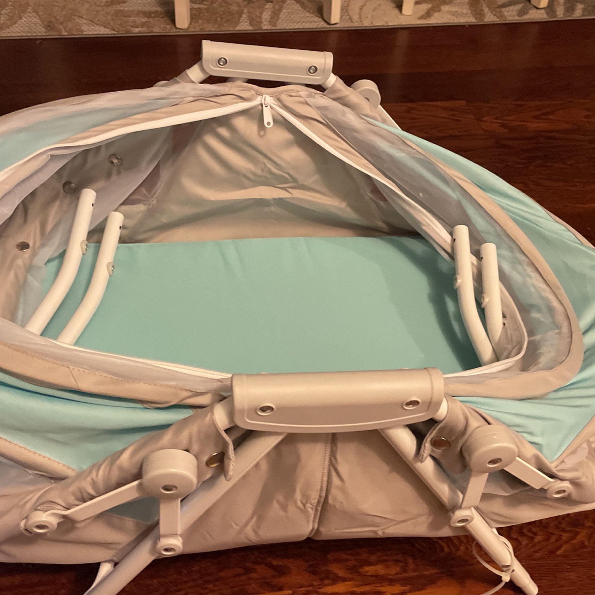 Baby travel bassinet Used only a couple of times