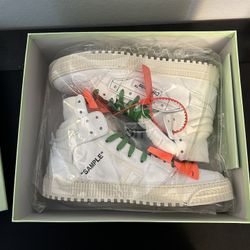 Off White 3.0 Off Court. SIZE 8.5