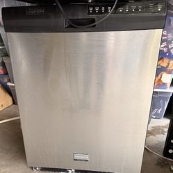 Dish Washer / Frigidaire 