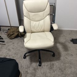 1 x White Office Chair.