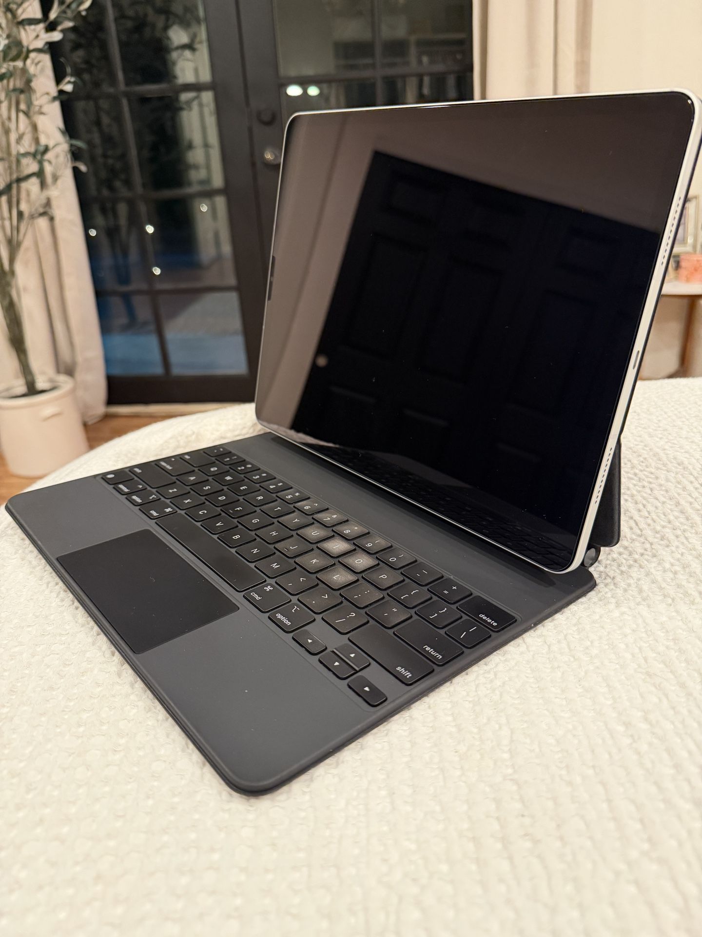 iPad Pro WiFi - Cellular Unlocked 5th Generation 128GB With Magic Keyboard