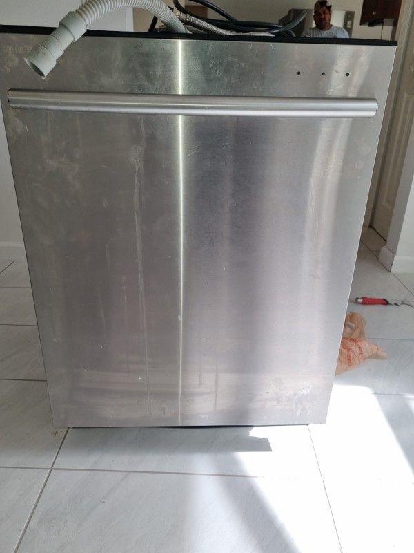Dishwasher. Working . The Seal In The Door Is Probably Defective