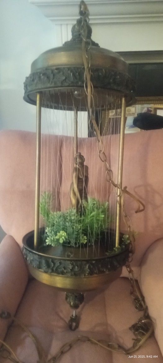 **"*********** LARGE ANTIQUE OIL LAMP******