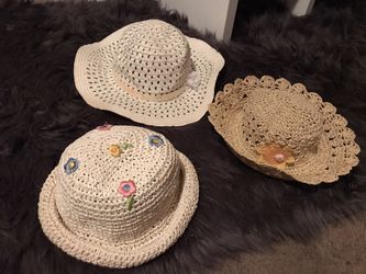 Sunday hats 🤍💛 🧺
