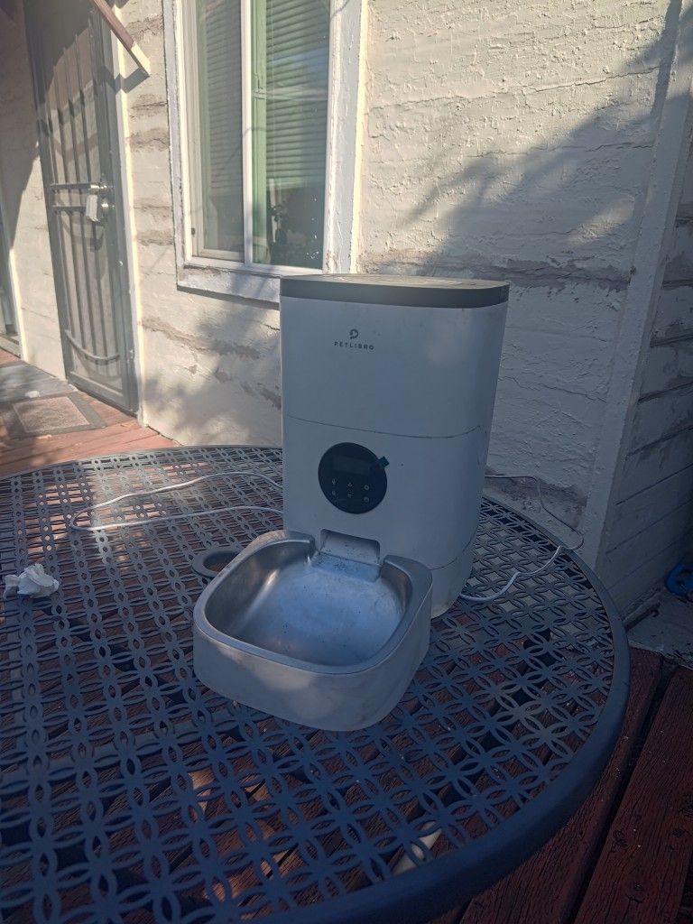 automatic pet feeder