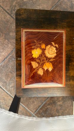 Beautiful Italian music box with key