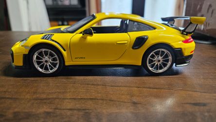 Maisto 2018 Yellow Porsche 911 GT2 RS