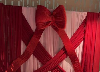 Red bow 6ft tall