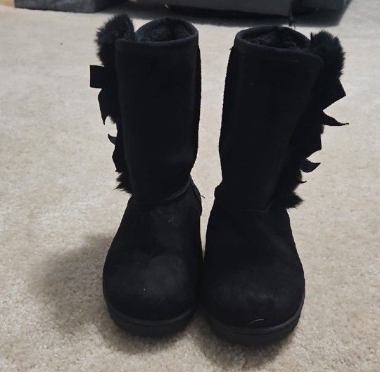 Black Fur Trimmed Boots With Bows