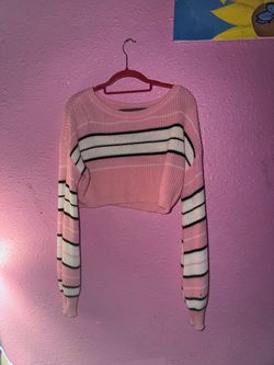 Pink sweater with black and white stripes ( suéter rosa con rayas blancas y negras)