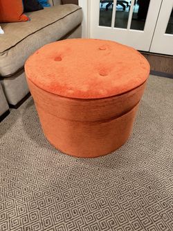 Gorgeous Orange Velvet Ottoman in Great Condition Orange VG condition 24 diameter x 17h Smoke free household