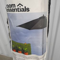 Room Essentials 7 1/2 Round Outdoor Patio Black Umbrella w/Black Pole/Carrying Case