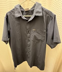 Men’s short sleeve dress Shirt Size L By Columbia Color: Blue