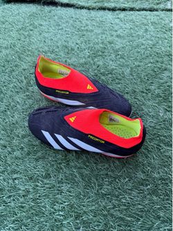 Soccer shoes kids size 3 $$60