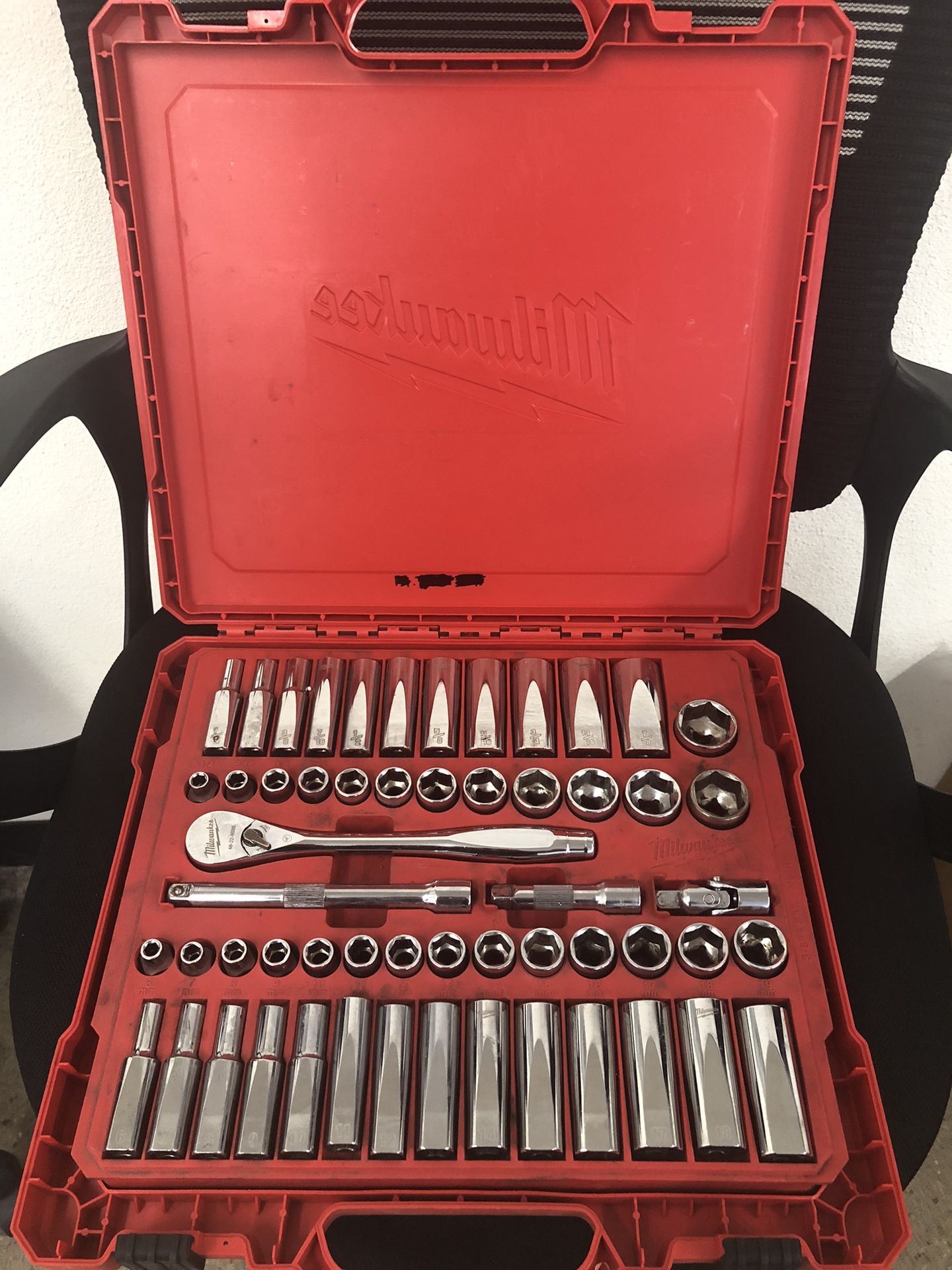 Milwaukee 56pcs drive socket set 3/8 48-22-9008