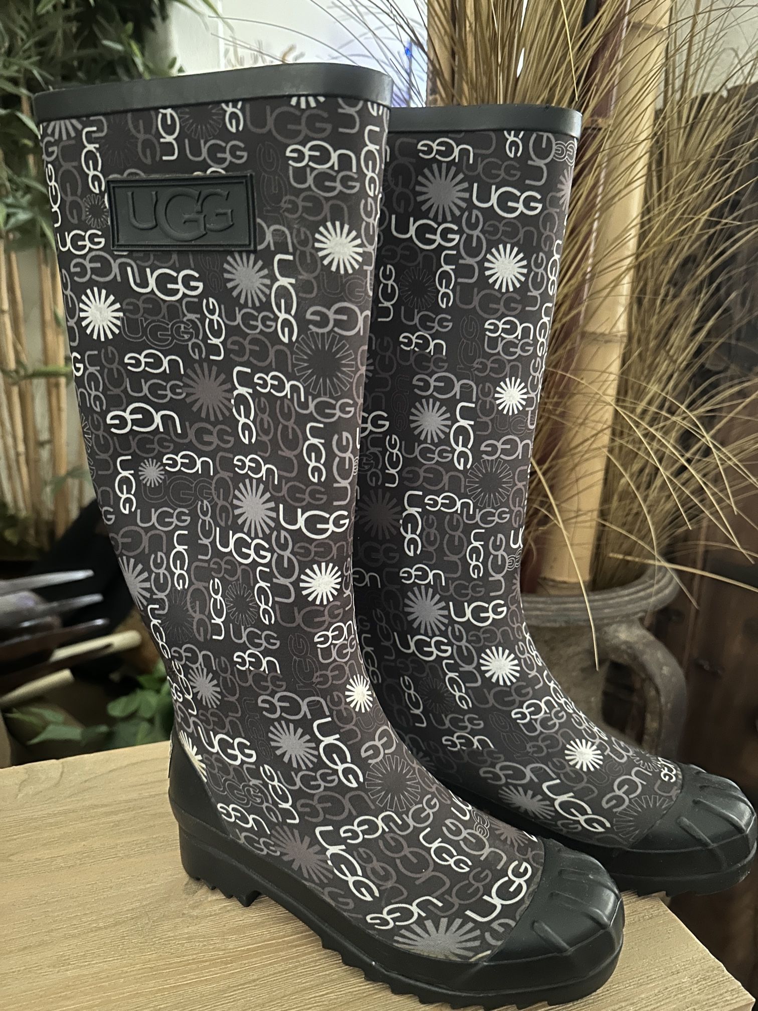 Authentic UGG Australia Rain Boots Women 6 • FCFS • Firm price • Summerlin 