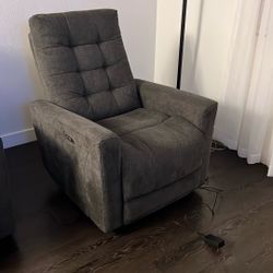**PENDING SALE**Set Of 2 Recliner Chairs 