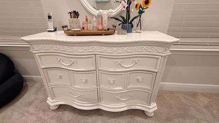 Limited Edition Rooms to Go Disney Princess Dresser with 6 drawers in the color white