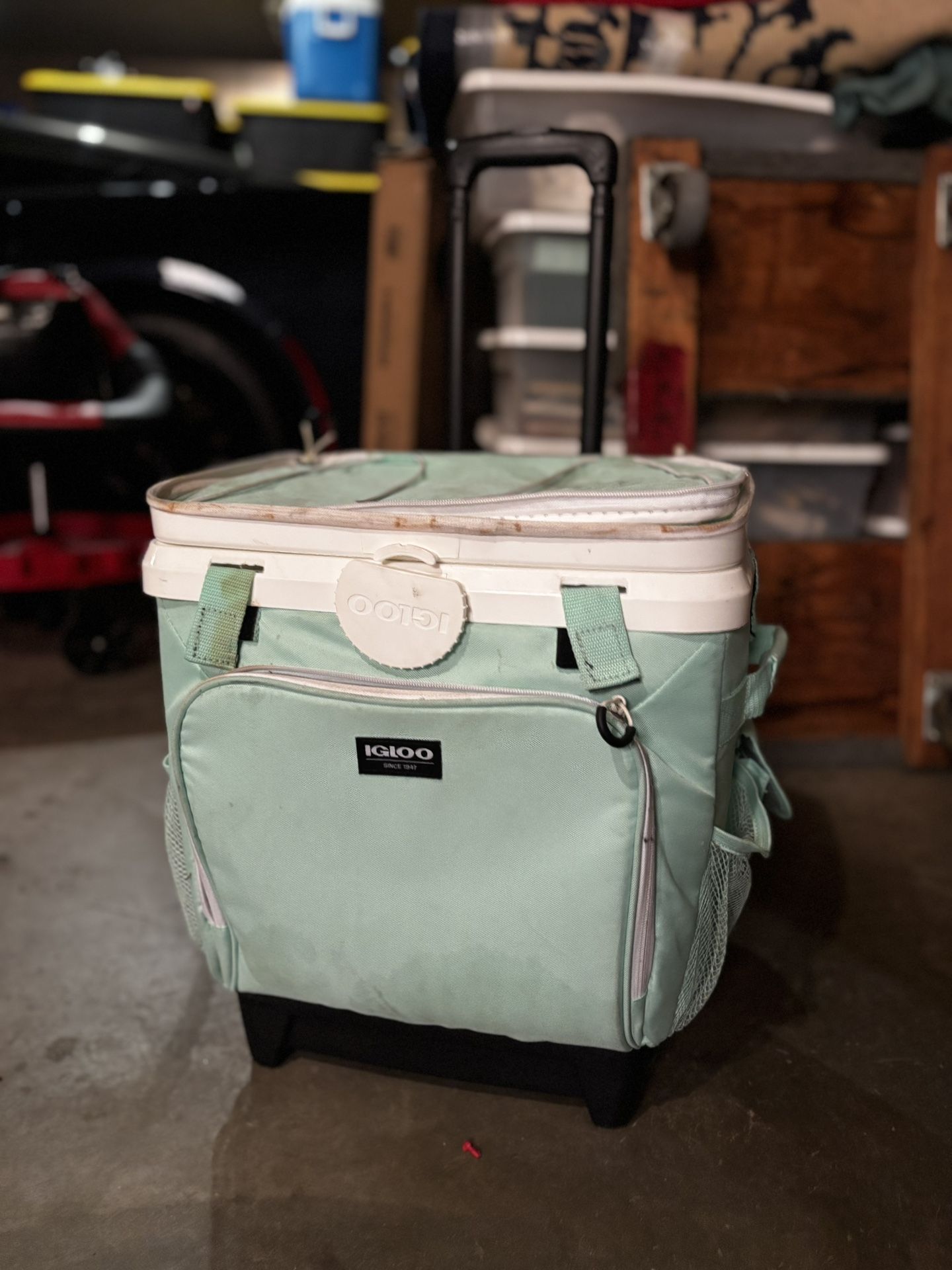 * IGLOO * Brand Rolling Cool Fusion 28qt Cooler Mint