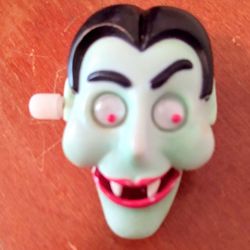 Vintage Hallmark 1987 Count Dracula Vampire Halloween Wind Up Lapel Broach Pin