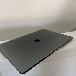 Apple 2017 MacBook Pro with 3.1GHz Intel Core i7, 15-inch, 16GB RAM, 250GB Storage - Space Gray