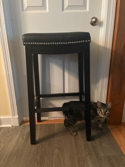 2 32” black barstools