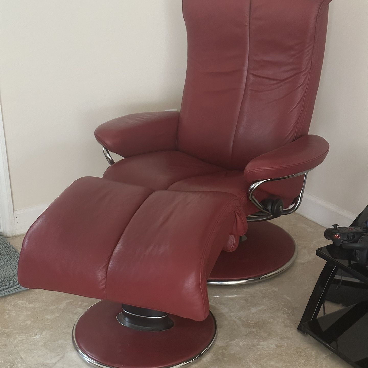 Luxurious Stressless Swivel Recliner Chair With Ottoman