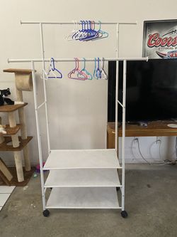 Double-rod rack with 3 lower storage shelves on wheels 