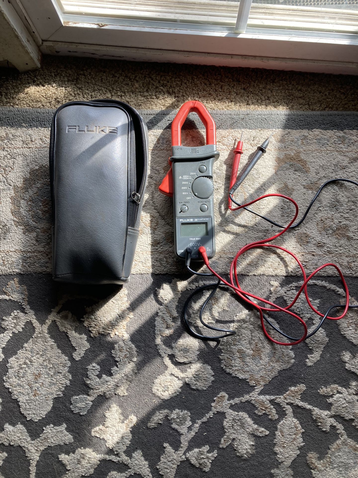 FLUKE 36 CLAMP METER