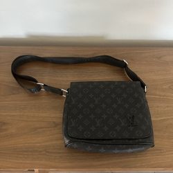Lv crossbody bag !!